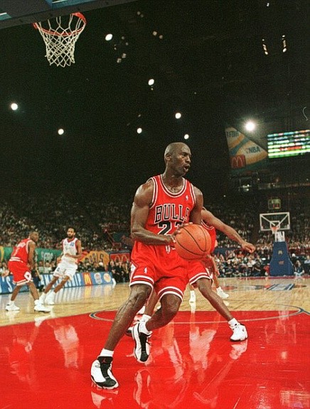 Michael Jordan còn làm nên những thay đổi lớn trong văn hóa thời điểm đó. Các cầu thủ bóng rổ trước đây hay mặc quần short ngắn và không bao giờ đi tất đen, nhưng MJ đã đi tiên phong trong việc mặc quần short dài tới gần đầu gối và đi tất đen. Ngày nay, thời trang của NBA không thay đổi gì so với khi Jordan làm nó thay đổi.